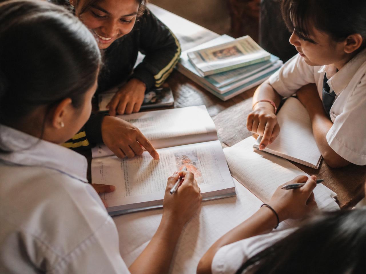 Educação e apoio a jovens estudantes